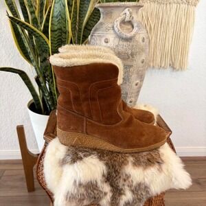 Vintage 1970s Cognac Brown suede boots with faux fur lining and a low wedge heel